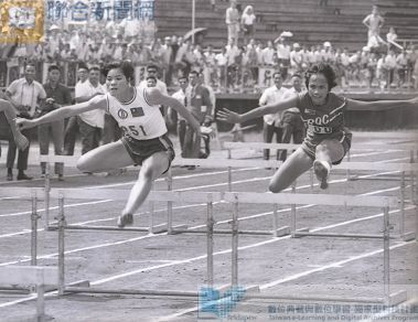 中菲田徑對抗賽，女子80公尺低欄田阿妹跨欄精彩鏡頭。