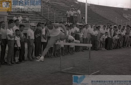 楊傳廣重披運動衫執行教練職務，圖為楊傳廣示範跨欄動作。