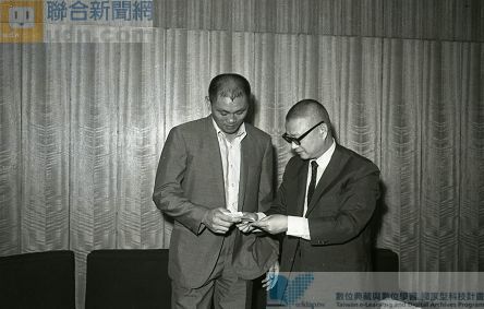 亞洲鐵人楊傳廣拜會聯合報發行人王惕吾，接受轉交之報社讀者響應振興體育一人一元的運動捐款。