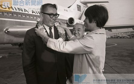 楊傳廣回美，紀政機場歡送。