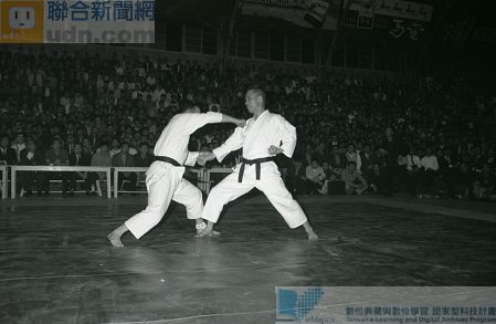 來華訪問的空手道代表團，在台北公賣局體育館舉行表演賽。