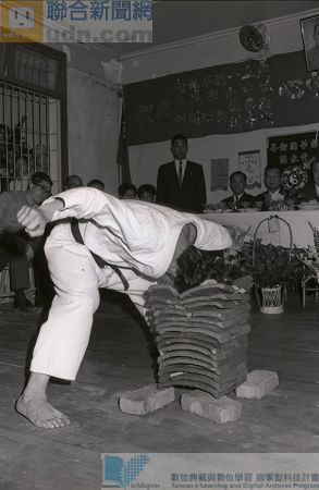 跆拳道五段高手譚道良，在，新力體育活動中心表演頭擊瓦層絕技。