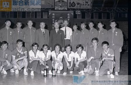 全國大專排球賽，圖為獲得甲組冠軍的師大隊與女子冠軍吳鳳工專隊合影。