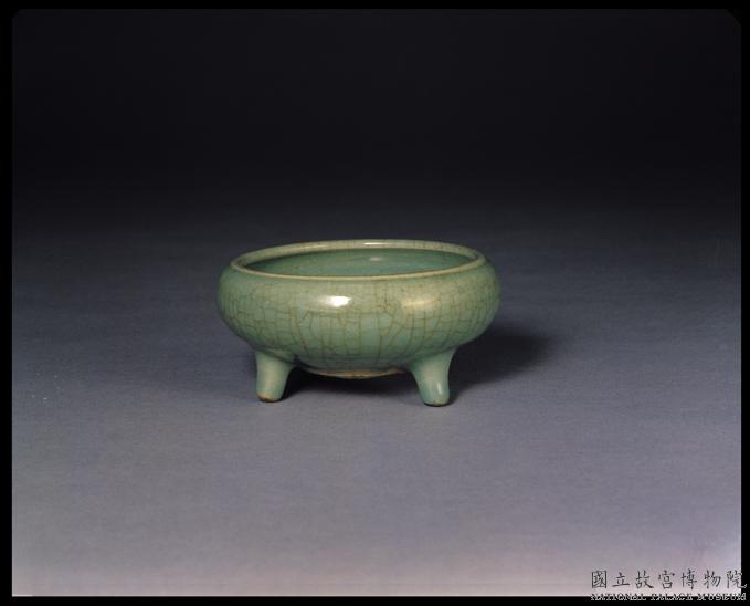 中國時代物龍泉青瓷平底三足爐-