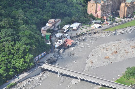 莫拉克颱風災後，臺東知本溪倒塌之金帥大飯店空照圖。