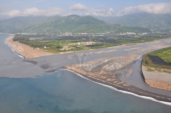 知本溪口莫拉克颱風災後，河灘地、海灘到處都是漂流木。
