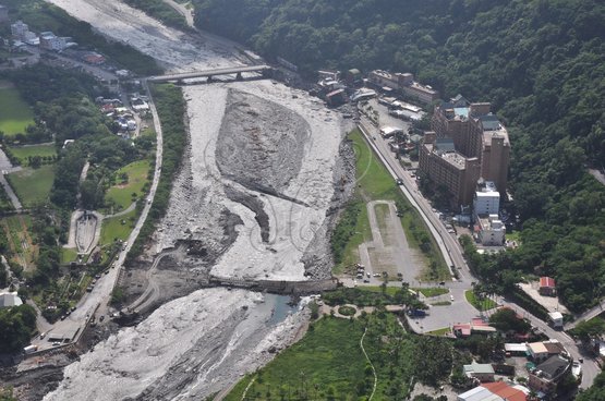 知本龍泉路接近知本溫泉橋附近，於莫拉克颱風期間嚴重受創倒塌，周遭屋舍亦受波及。