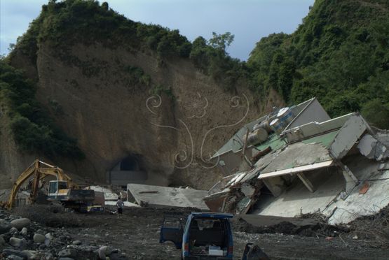 六龜遊客服務中心莫拉克颱風後之慘況。