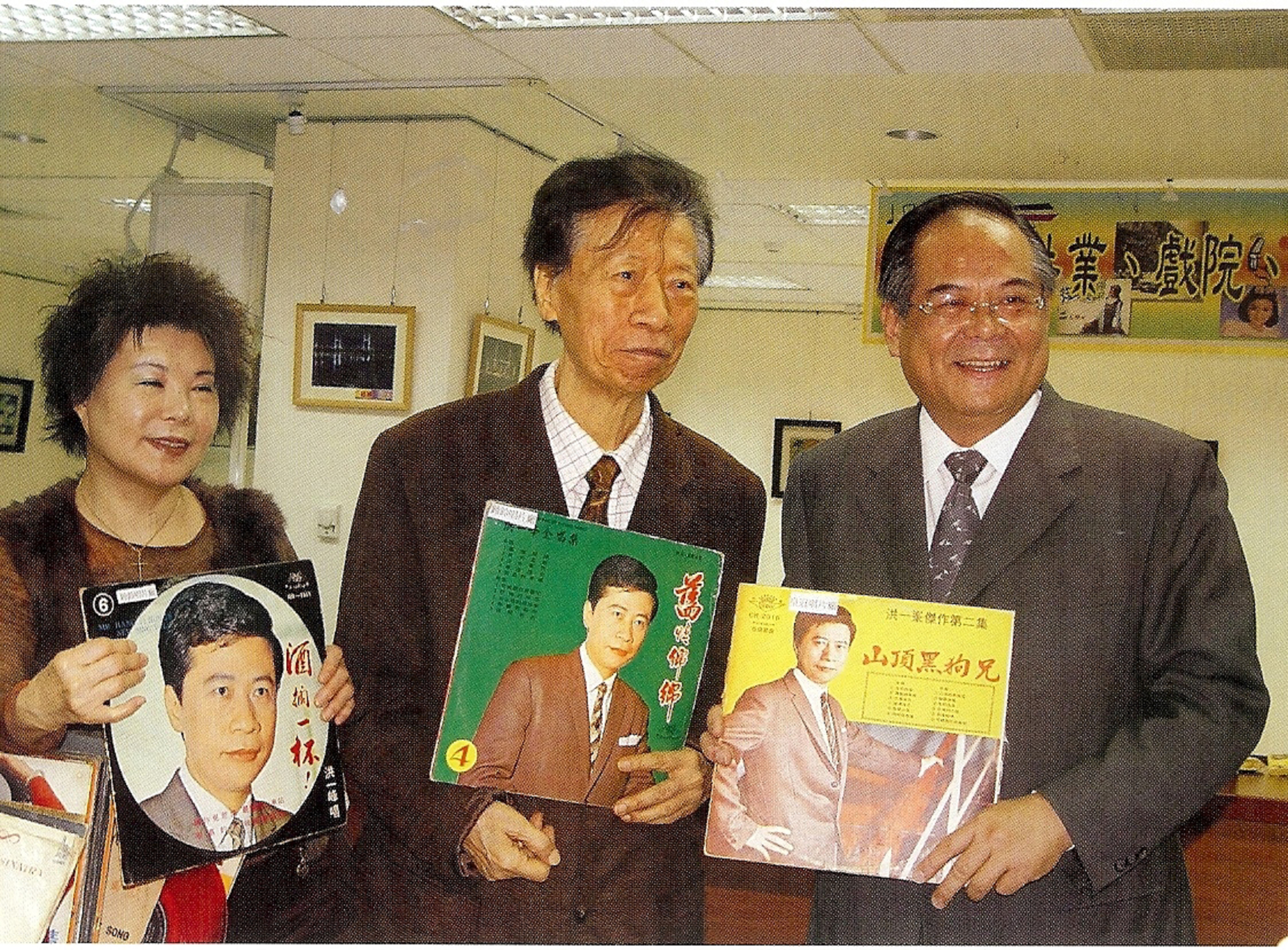 洪一峰與其妻愛玲三重市公所與三重市長李乾龍合照