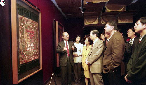 事件標題:余建新陪同蕭萬長參觀中國時報舉辦「慈悲、智慧－藏傳佛教藝術大展」（B-012-0511）