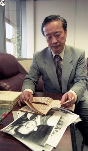 事件標題:台灣早期代表作家周金波之子周振英，將其父親生前筆記捐贈與國立文化資產保存研究中心籌備處（B-011-9762）