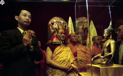事件標題:喜饒根登仁波切參觀中國時報舉辦「慈悲、智慧－藏傳佛教藝術大展」（B-012-5426）