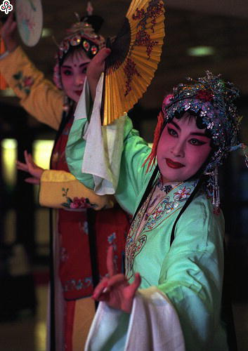 事件標題:浙江崑劇團花旦王奉梅在「牡丹亭」中扮的杜麗娘，無論聲音、扮相、身段都絕美不已（B-012-8170）