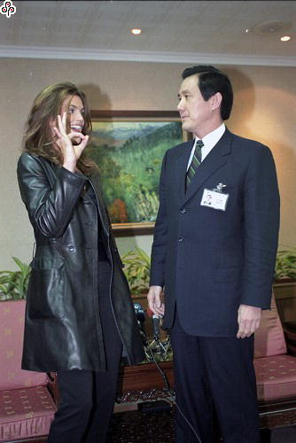 事件標題:國際名模辛蒂克勞馥(Cindy Crawford)拜會台北市長馬英九，兩人相談甚歡，還俏皮的比ok手勢（B-014-5277）