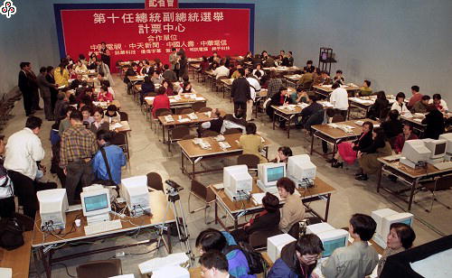 事件標題:由中視、中天新聞三位主播沈春華、葉樹姍、童中白將共同主持開票節目（B-014-5316）