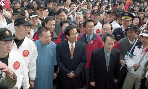 事件標題:陳水扁到行天宮參拜還願（B-014-5321）