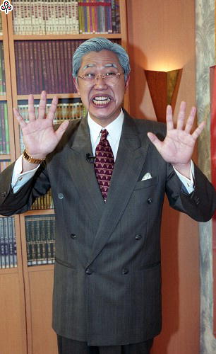 事件標題:侯冠群在大地頻道「台灣傳奇」節目模仿李登輝（B-014-5335）