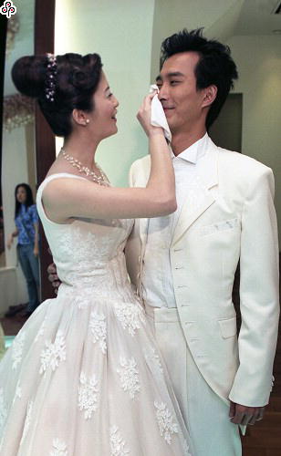 事件標題:將於下月初結婚的蔡岳勳、虞小卉到婚紗公司試白紗禮服（B-014-5376）