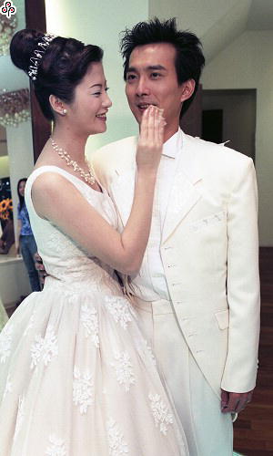 事件標題:將於下月初結婚的蔡岳勳、虞小卉到婚紗公司試白紗禮服（B-014-5377）