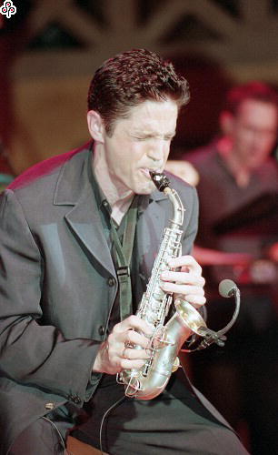 事件標題:薩克斯風演奏名家「爵對紳士DK」戴夫考茲(Dave Koz)吹奏薩克斯風時，盡情沉醉於音樂中（B-014-5387）