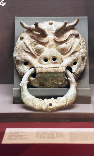 事件標題:國立歷史博物館與大陸北京中國歷史博物館共同於千禧龍年舉辦「龍文化特展」，展出五代『鎏金銅舖首』（B-014-6036）