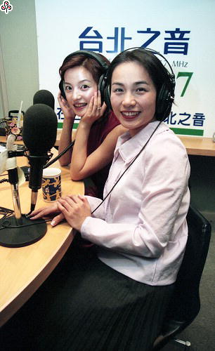 事件標題:大陸演員趙薇(小燕子)前往「台北之音」廣播電台，接受新聞主播趙薇訪問（B-014-7291）