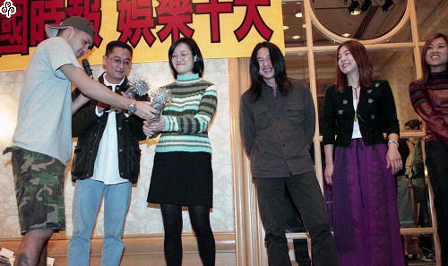 事件標題:中國時報「娛樂周報」舉辦『1999娛樂年度十大』頒獎典禮，由張震嶽頒發十大華語專輯獎給得獎者（B-014-8518）