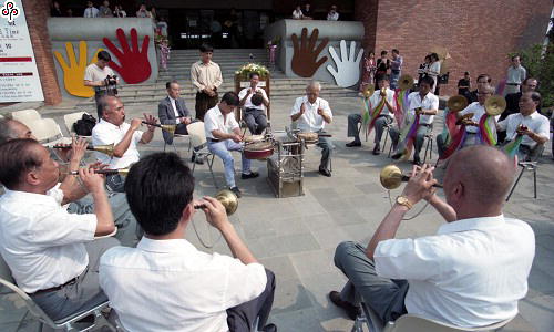 事件標題:「1998關渡藝術節」正式展開，來自板橋蘆洲的福安社陣頭以古禮致贈匾額（B-015-0797）