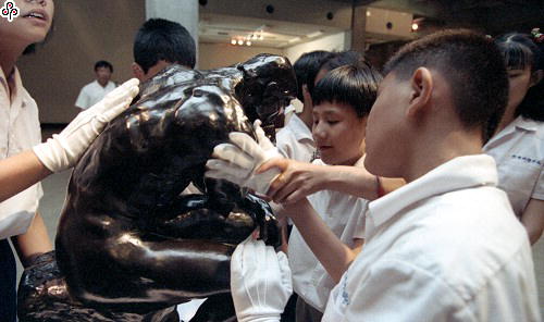 事件標題:台北啟明學校學生，前往台北市立美術館「參觀」『羅丹雕塑展』，老師及美術館解說員在旁講解中，學生特准以手去觸摸欣賞雕塑品的肌理美感（B-015-4224）