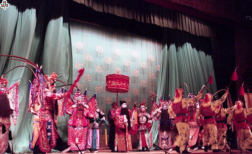 事件標題:北京中山公園音樂房演出京劇「戰宛城」（B-016-1478）