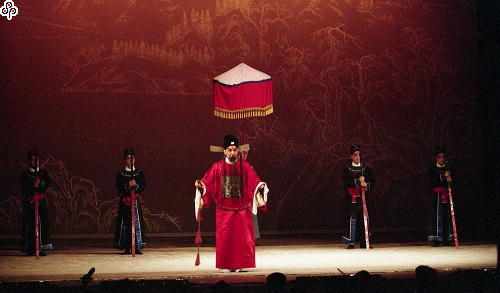事件標題:上海崑劇團「爛柯山」貧賤夫妻，朱買臣(計鎮華飾)與崔氏(梁谷音飾)的表演方法，採大開大闔的手法（B-016-1651）