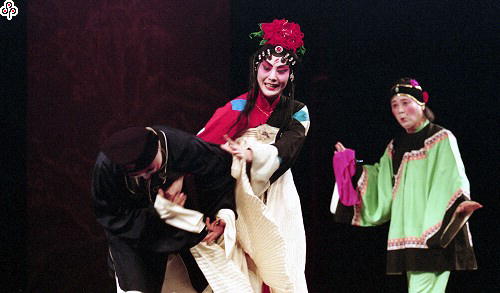 事件標題:上海崑劇團「爛柯山」貧賤夫妻，朱買臣(計鎮華飾)與崔氏(梁谷音飾)的表演方法，採大開大闔的手法（B-016-1653）