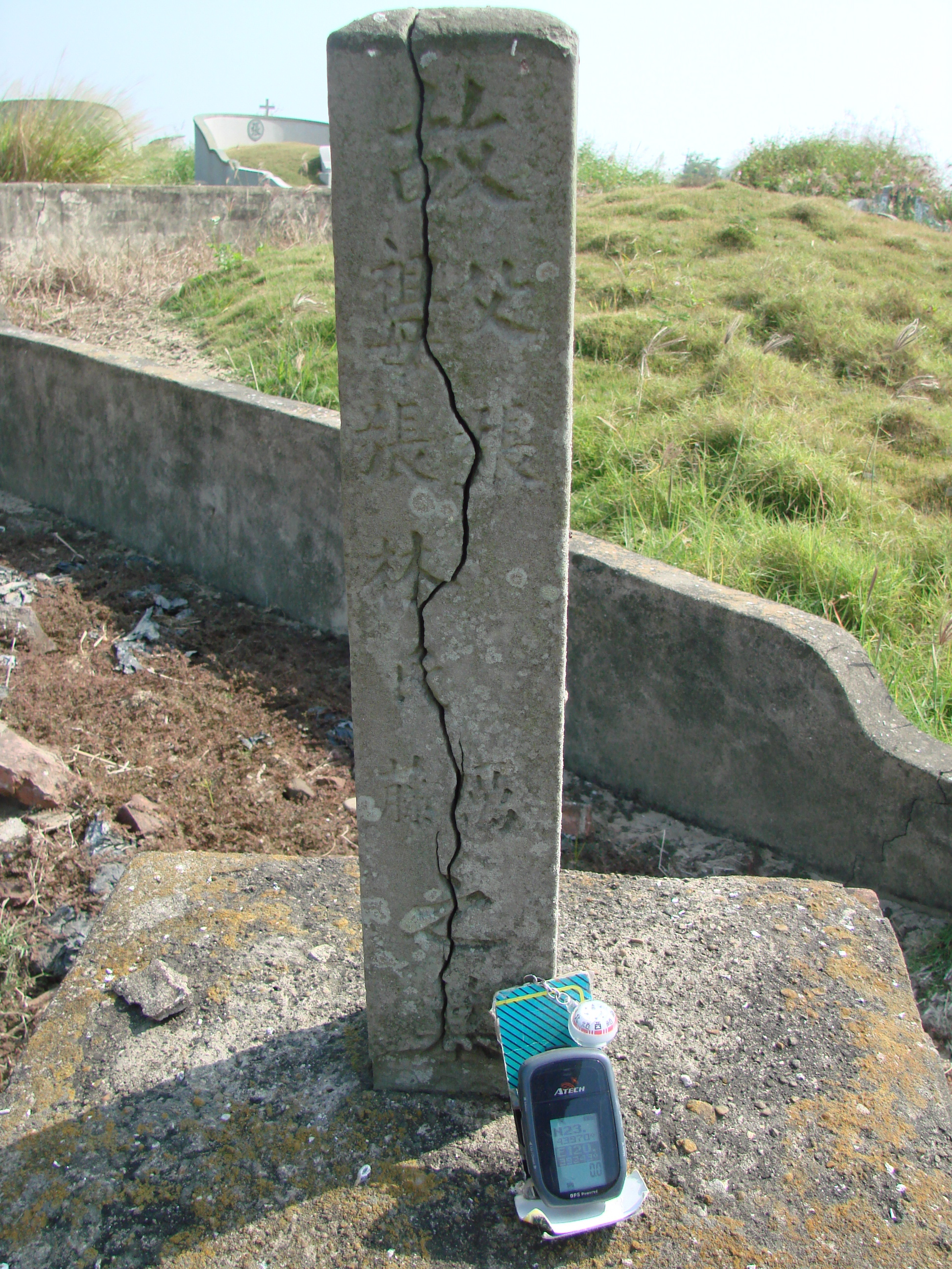 Tombstone of 張 (ZHANG1) family at Taiwan, Jiayixian, Shuishangxiang, Shuishangcun, near Airport. The tombstone-ID is 3991; 台灣，嘉義縣，水上鄉，水上村，近機場，張姓之墓碑。