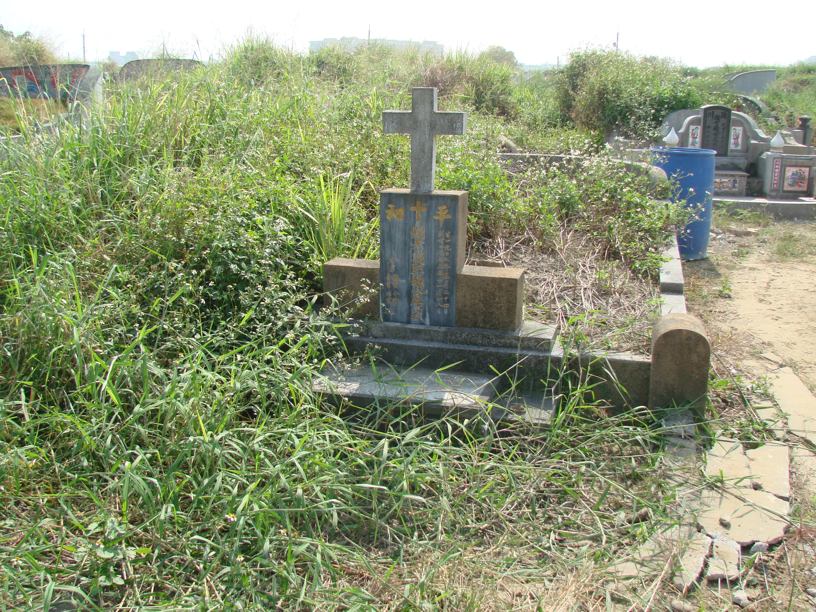 Tombstone of 賴 (LAI4) family at Taiwan, Jiayixian, Shuishangxiang, Shuishangcun, near Airport. The tombstone-ID is 4047; 台灣，嘉義縣，水上鄉，水上村，近機場，賴姓之墓碑。