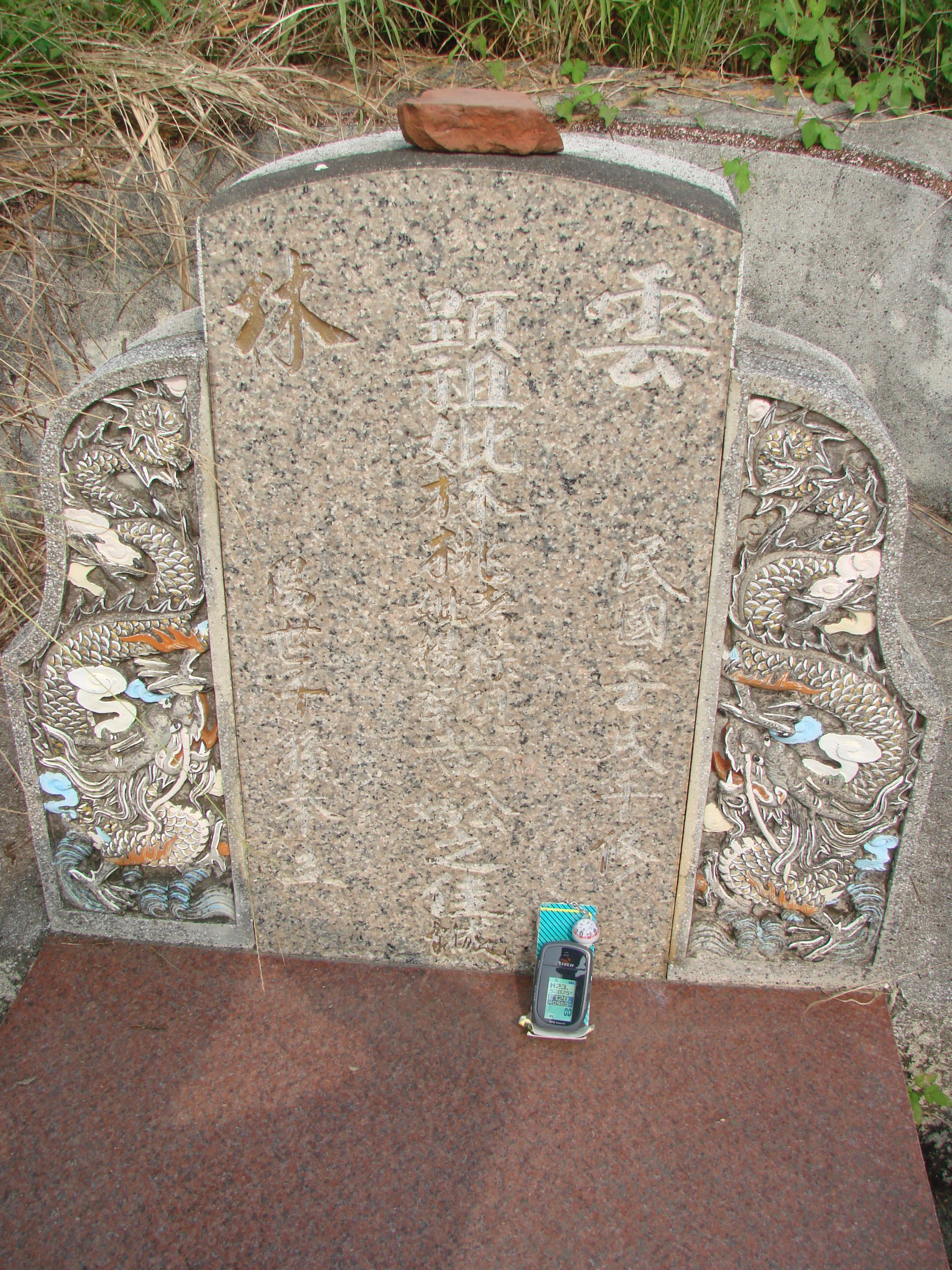 Tombstone of 黃 (HUANG2) family at Taiwan, Jiayixian, Minxiong, near Highway 1Taiwan. The tombstone-ID is 3808; 台灣，嘉義縣，民雄，近台1線，黃姓之墓碑。