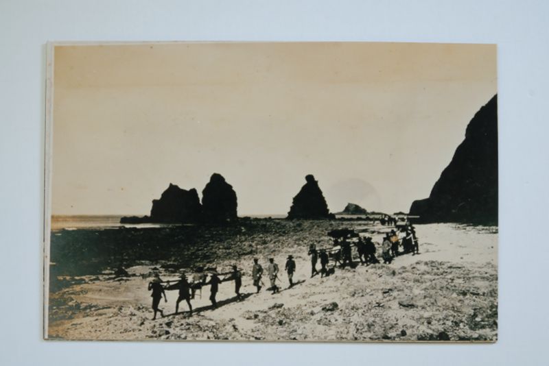 於海岸上行走的隊伍(B4_PH075_030)