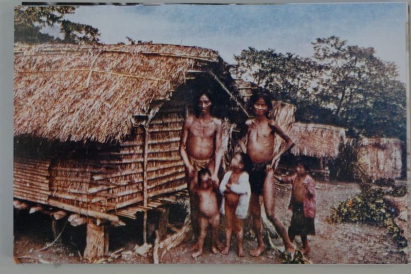 原住民男子與孩童於房舍前合照(B4_PH076_008)