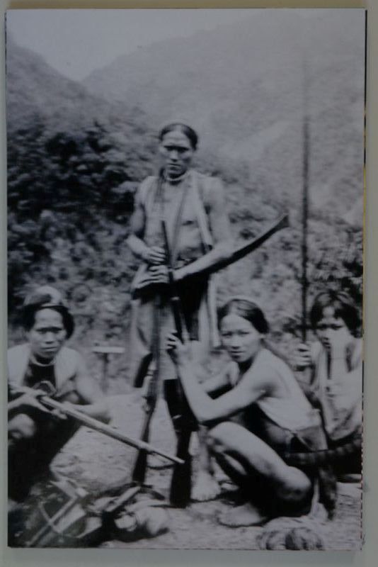 原住民男子持獵槍合照(B4_PH076_014)