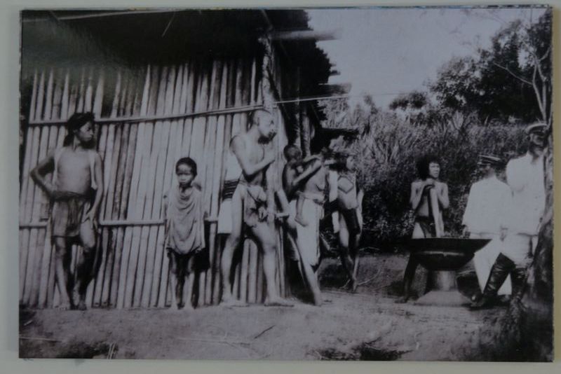 原住民男子、孩童與日軍於房舍前對話(B4_PH076_017)