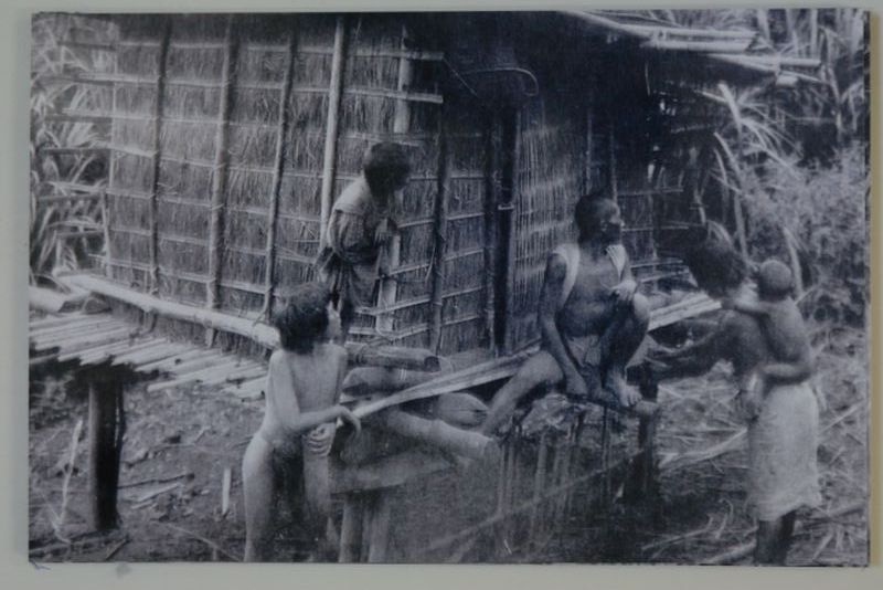 原住民於房舍前(B4_PH076_021)