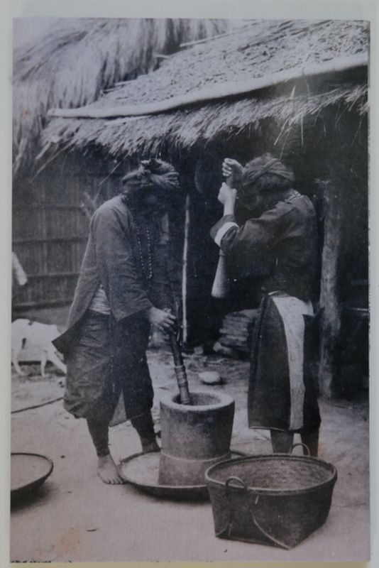 原住民婦女擣米(B4_PH077_009)