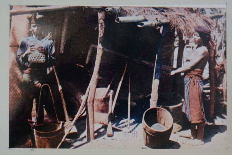 原住民於房舍前(B4_PH077_034)