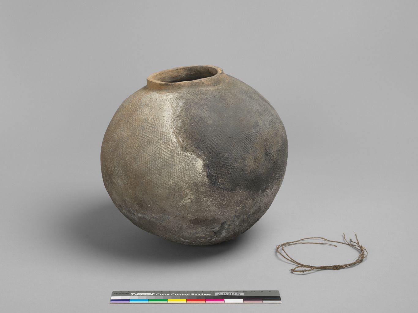 中文名稱:陶壺（AT001397）英文名稱:Ceramic Pot舊登錄名稱:壼族語名稱:tapana