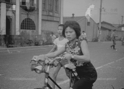 牽車的女子