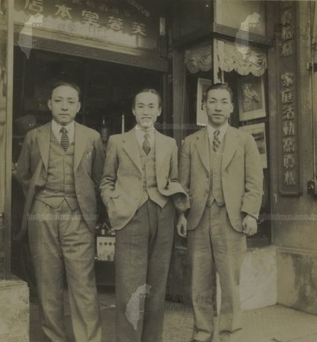 芙蓉堂店前合影