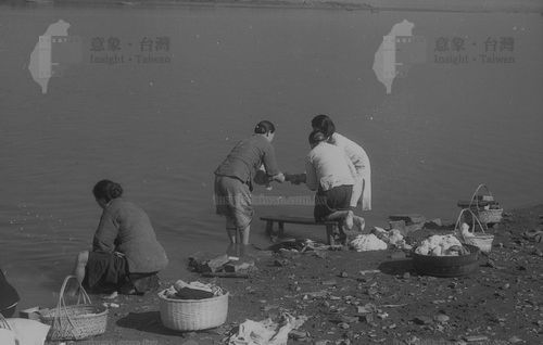 淡水河岸洗衫