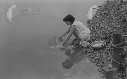 大稻埕水岸邊洗衫婦人