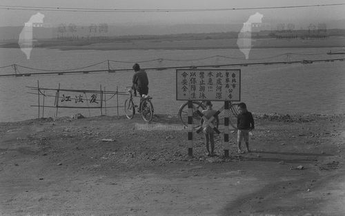大稻埕水岸邊孩童