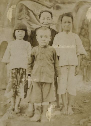 兒時的吳金榮與家人