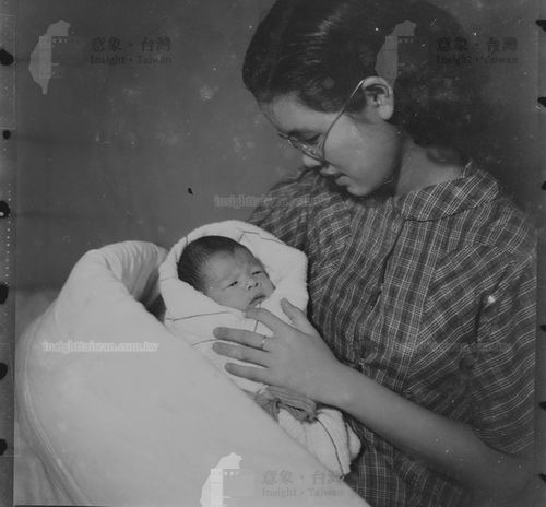 張寶鳳與女之一